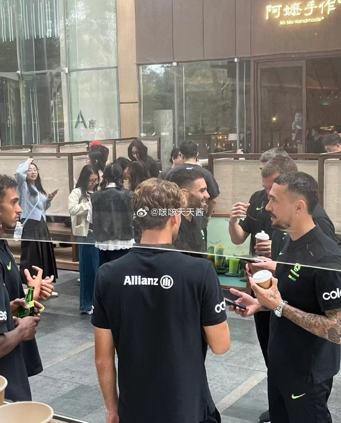 松弛感拉滿！澳大利亞隊員在杭州街頭喝奶茶