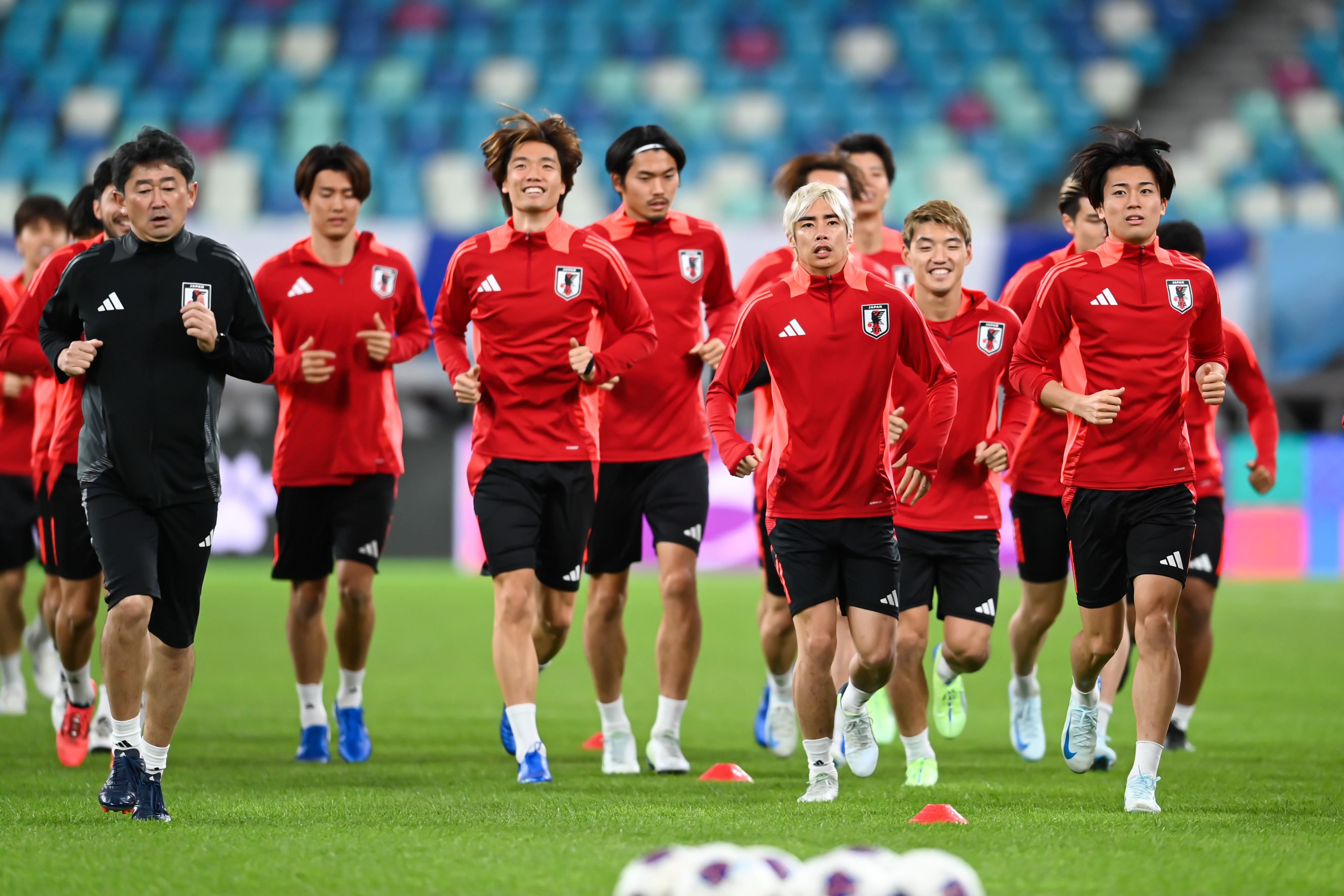 日媒：日本隊今日進行賽前一日踩場訓練，三笘薰和長友佑都缺席